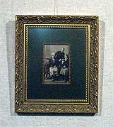 Фото ч/б «Семейный портрет» 16,8х11,5
(рамка деревянная, стекло антибликовое, оргалит, установка, паспарту, вырез окна в паспарту, слип к паспарту, подрамник)
