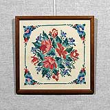 Вышивка «Цветочный узор» 27,2х27,7
(рамка деревянная, стекло стандартное, оргалит, установка работы в раму, приклейка на спрэй)
