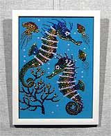 Рисунок пайетками «Морские коньки» 34,4х25,3
(рамка деревянная, стекло стандартное, установка работы в раму)
